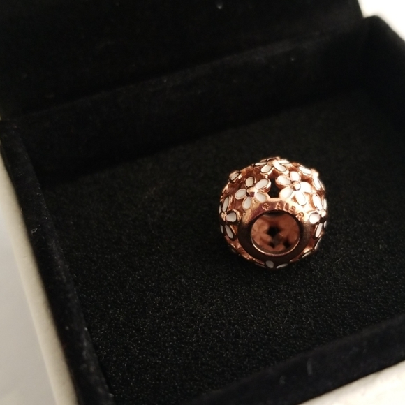 PANDORA Rose Darling Daisy Meadow Charm - Picture 3 of 5